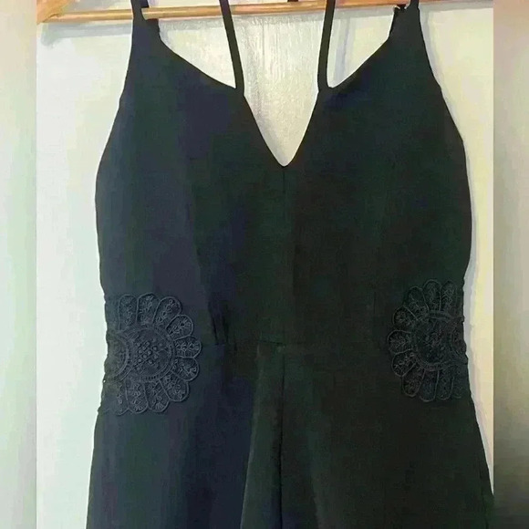 Black Romper Embroidered floral design , ruffle hem, zip up adjustable straps - Picture 11 of 13